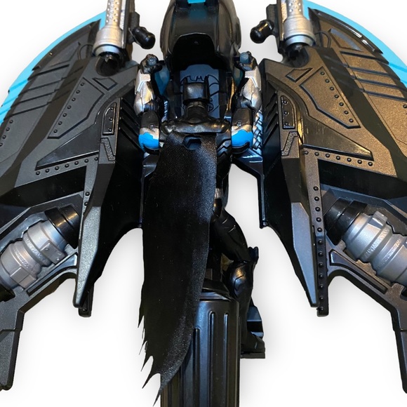 Batman Action Figure with Batship Playset - Picture 5 of 8